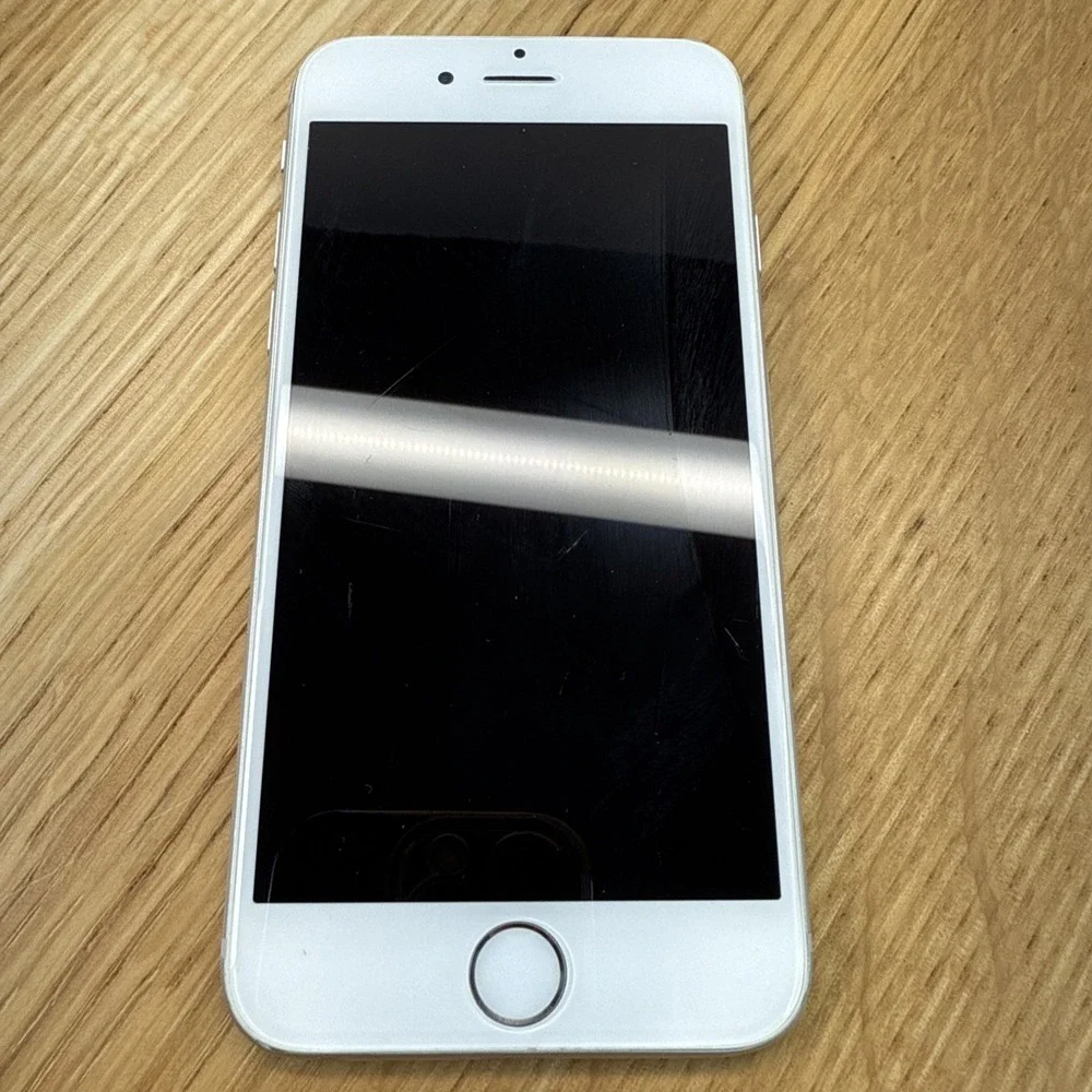 iPhone 6s Silver FOR PARTS DOES NOT WORK